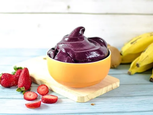 Açaí cremoso servido com morangos